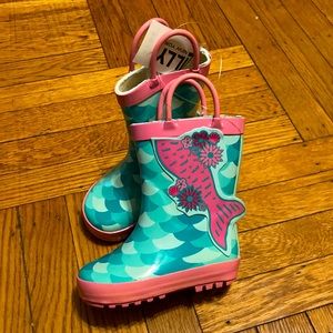 NWT little kids rain boots- size 5